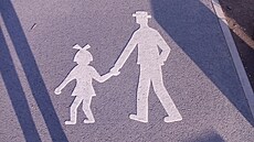 Nejznám�j�í pra��tí chodci. Klasická silueta na cyklostezkách. Je to hol�i�ka s...