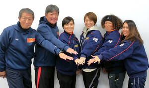 新体制をスタートさせたＺＥＮＫＯ　ＢＥＡＭＳの（左から）岡部憲章シニアディレクター、宮川一彦ヘッドコーチ、中島梨紗監督、川端友紀助監督、滝沢彩コーチ、田中露朝投手コーチ（カメラ・秋本　正己）