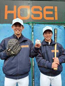 法大に進学する片山大輔投手（左）と奥村凌大内野手