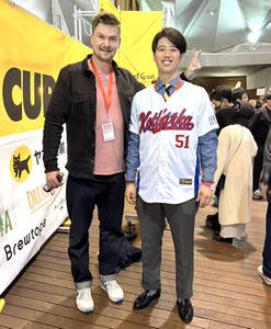 チェコ・エクストラリーガのコトラーシュカ・プラハと契約を結んだ元広島・宇草孔基（右）