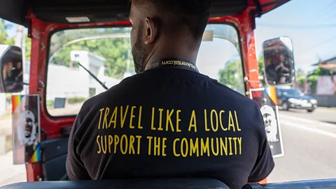 Tuk tuk on road in Sri Lanka (Credit: Ronald Loedeman)