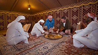  القوزي: طبق تقليدي مطبوخ تحت رمال صحراء دبي