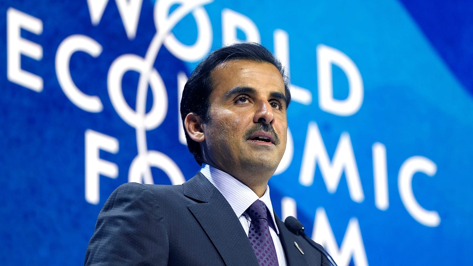 أمير قطر تميم بن حمد آل ثاني خلال خطابه في المنتدى الاقتصادي العالمي في دافوس.