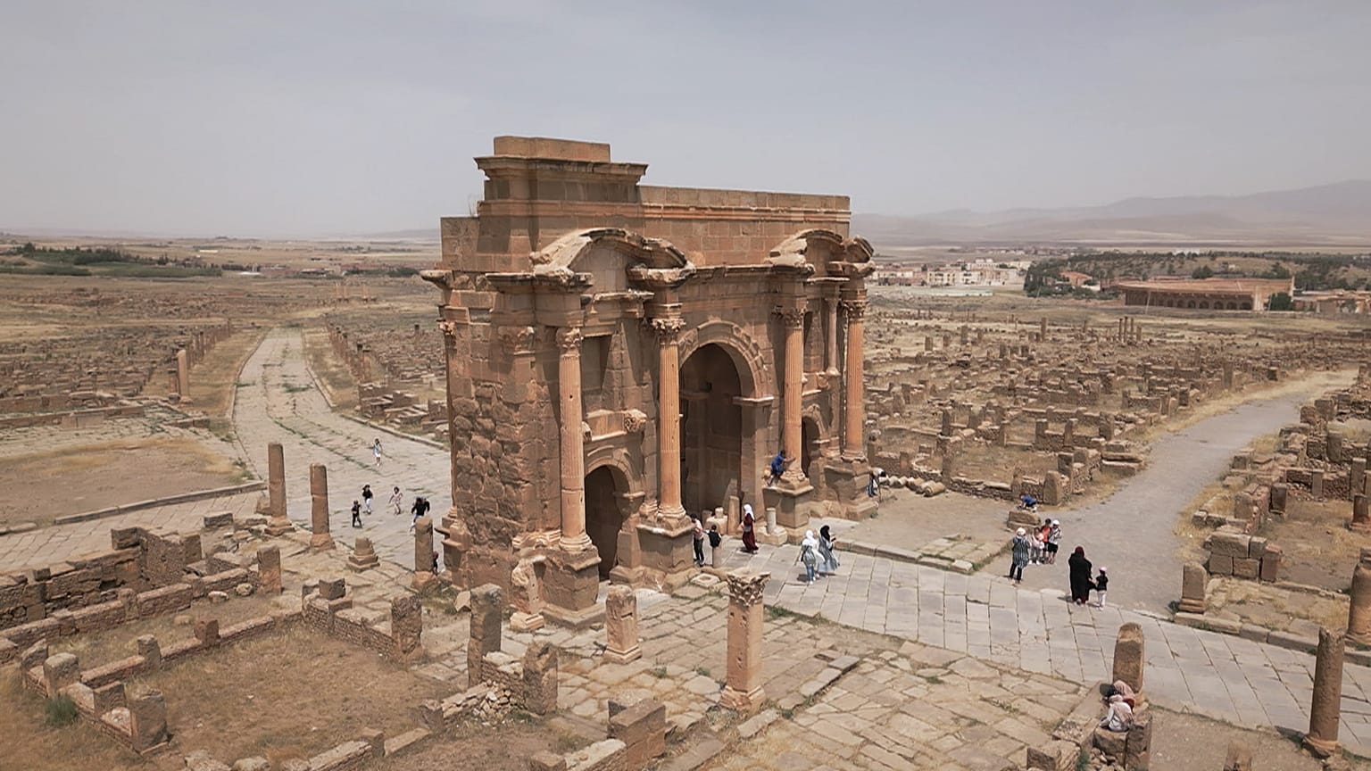 الجزائر: من قسنطينة ..إلى تيمقاد والغوفي.. مواقع سياحية وأثرية تأسر زوارها بجمالها الأخاذ 