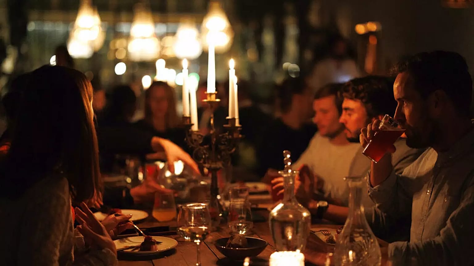 العشاء على ضوء الشموع في مطعم Brasserie Surrealiste في بروكسل.