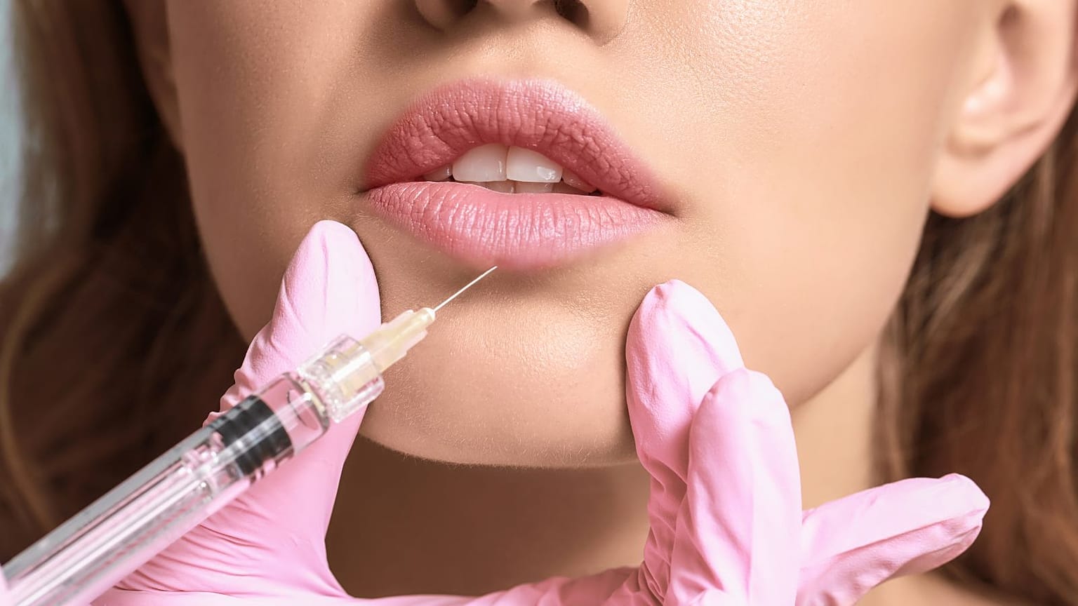 فرنسا تتخذ  إجراءات صارمة ضد حمض الهيالورونيك للحد من الحقن التجميلية غير القانونية 