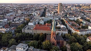منظر رائع لمنطقة Wilmersdorf مع مباني المكاتب والمنازل السكنية بالقرب من كنيسة سانت لودفيج الكاثوليكية في برلين، ألمانيا، الثلاثاء 7 سبتمبر 2021.