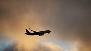 طائرة بوينج 737 تابعة للخطوط الملكية المغربية تقترب من الهبوط في لشبونة عند غروب الشمس يوم السبت 20 يوليو 2024.