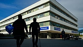 أشخاص يسيرون خارج مستشفى جامعة ف. د. روزفلت في سلوفاكيا في مايو 2024.