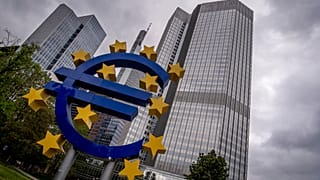 تمثال اليورو يقف أمام المقر السابق للبنك المركزي الأوروبي (ECB) في فرانكفورت، ألمانيا، الثلاثاء، 23 مايو 2023.
