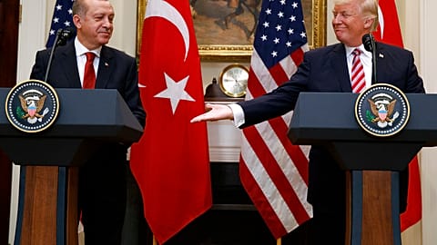الرئيس الأمريكي دونالد ترامب وبجانبه الرئيس التركي رجب طيب أردوغان 2017