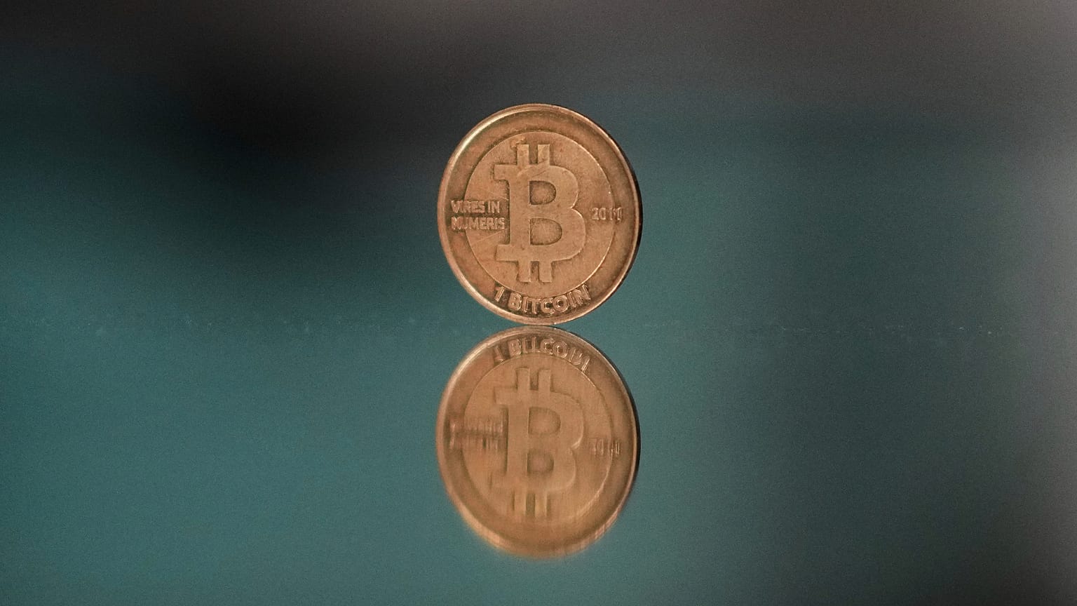عملة بيتكوين واحدة تنعكس وهي موضوعة على مرآة في براغ، جمهورية التشيك، الأحد، 11 مايو 2025.