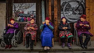 مسنات يتناولن طعامًا لذيذًا، من تصوير: شياولينغ لي (الفائز الأول) 