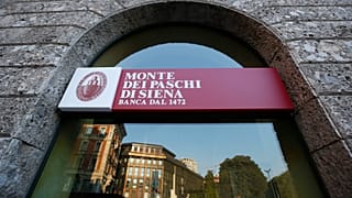 صورة أرشيفية التُقطت يوم الأحد 26 أكتوبر 2014 تُظهر فرعا لبنك "Monte Dei Paschi di Siena" في مدينة ميلانو