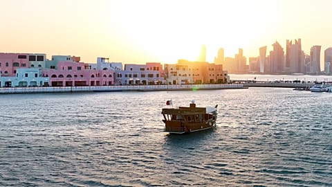 استكشاف كيفية شق ميناء الدوحة القديم مساراً نحو الحداثة دون قطع صلته مع تاريخه