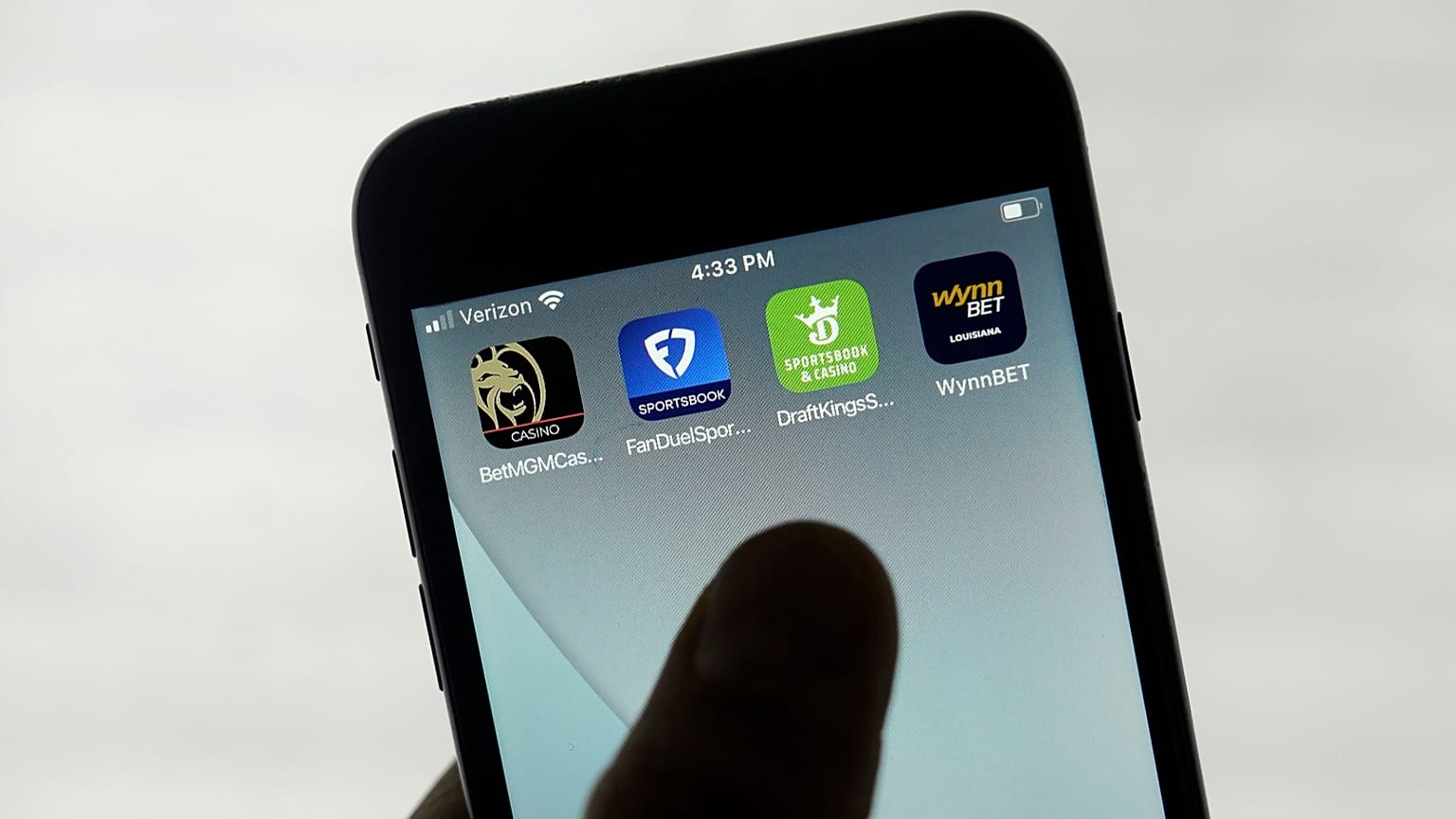 تظهر تطبيقات القمار عبر الإنترنت مثل "FanDuel" و"DraftKings" وغيرها على شاشة هاتف في 26 سبتمبر 2022.