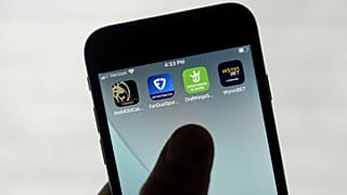 تظهر تطبيقات القمار عبر الإنترنت مثل "FanDuel" و"DraftKings" وغيرها على شاشة هاتف في 26 سبتمبر 2022.
