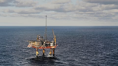 منصة "Siri" التابعة لشركة "INEOS Energy"، تُرى من مروحية فوق بحر الشمال في الدنمارك.