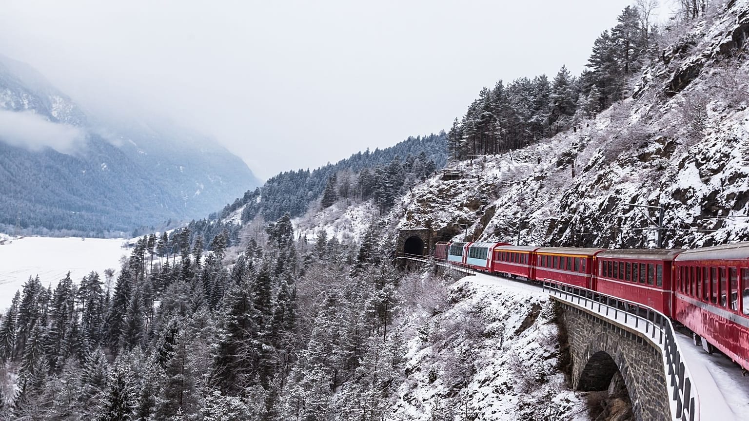قطار "Glacier Express" في الشتاء