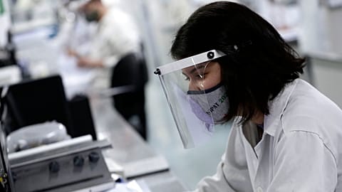يعمل موظف في أحد المختبرات في البرازيل عام 2021.