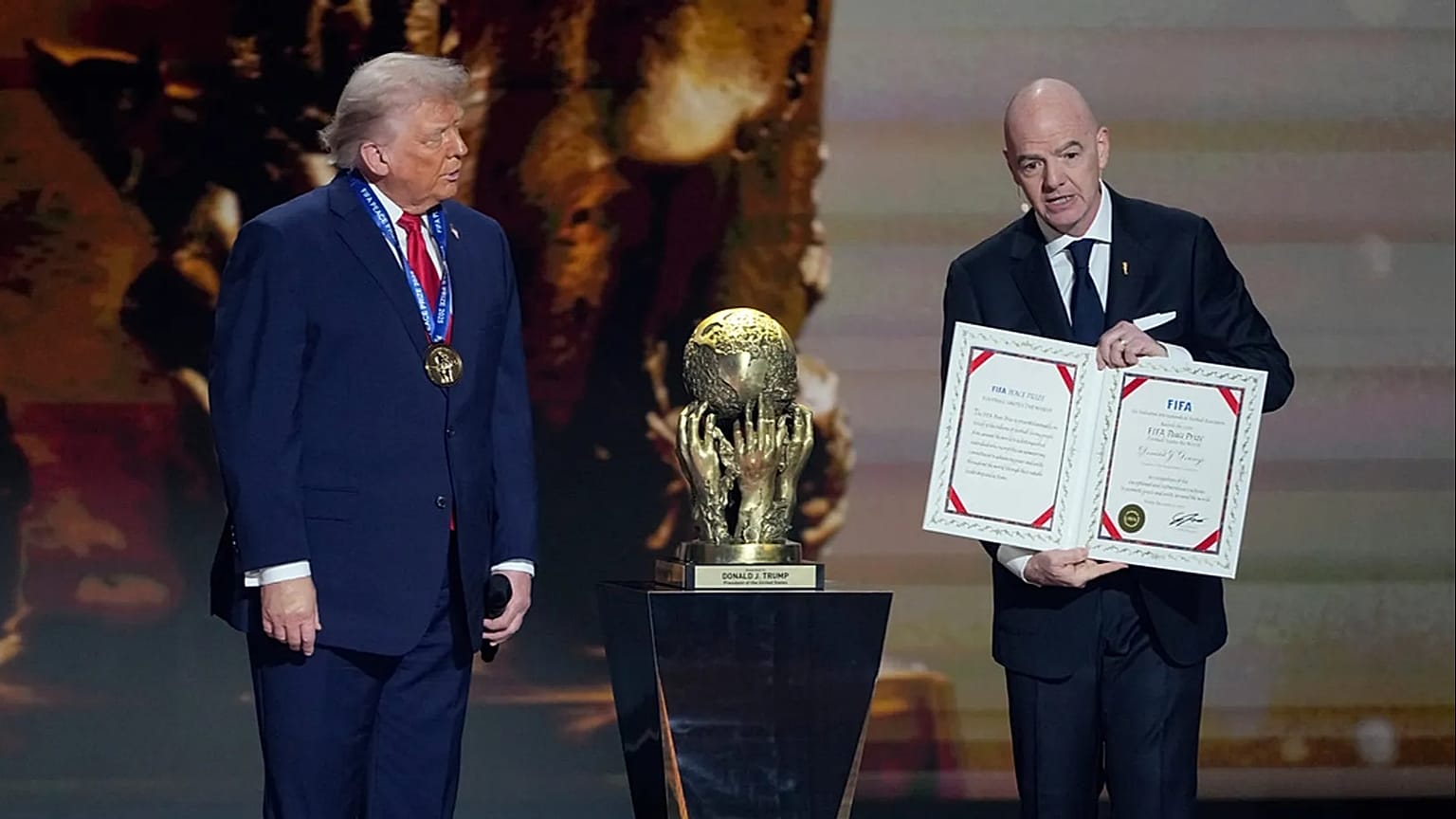 رئيس الاتحاد الدولي لكرة القدم (فيفا) جياني إنفانتينو، على اليمين، يمنح الرئيس دونالد ترامب جائزة الفيفا للسلام خلال قرعة كأس العالم لكرة القدم 2026 في مركز كينيدي في واشنطن، 