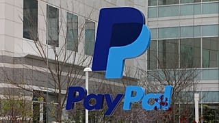أرشيف - تظهر هذه الصورة المؤرخة في العاشر من مارس 2015 لافتة "PayPal" خارج المدخل الرئيسي لمبنى مكاتب في سان خوسيه، كاليفورنيا.