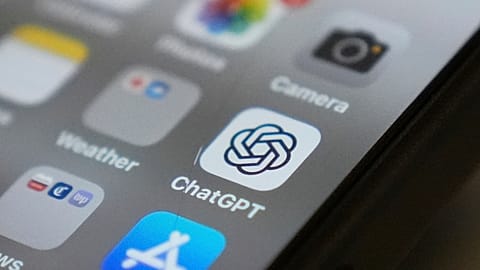 أرشيف - يظهر شعار تطبيق "شات جي بي تي" على شاشة هاتف ذكي، في الرابع من آب 2025 في شيكاغو.