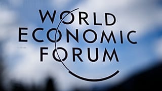 يُعرض شعار المنتدى الاقتصادي العالمي على نافذة في مركز المؤتمرات، حيث سيُعقد الاجتماع السنوي للمنتدى الاقتصادي العالمي في دافوس.