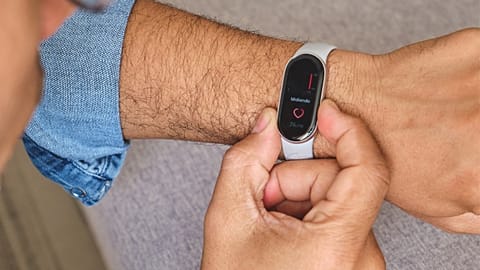 تفوق الملابس الذكية الأجهزة القابلة للارتداء المخصصة لتتبع الصحة في قياس مؤشرات الجسم الحيوية.