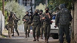 يظهر جنود إسرائيليون خلال غارة للجيش في بلدة طوباس بالضفة الغربية، الأربعاء 26 نوفمبر/تشرين الثاني 2025. (صورة من وكالة أسوشييتد برس/مجدي محمد)