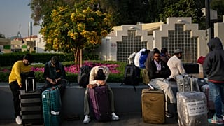 لطالما قُدّمت دبي كواحة آمنة ومستقرة في منطقة مضطربة، لذا ترك الوضع الحالي السائحين والمقيمين في حالة من الصدمة والقلق.