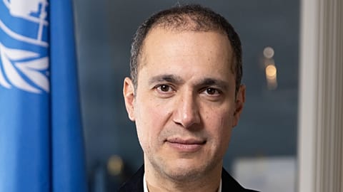 يبلغ الأستاذ كاوه مدني من العمر 44 عاما، وهو أصغر من نال جائزة استوكهولم للمياه، وأول مسؤول في الأمم المتحدة وأول سياسي سابق يتشرف بها.
