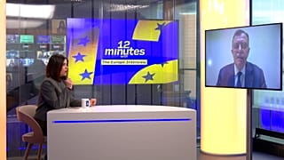 ماريا تاديو من "يورونيوز" مع عبد الله مهتدي، الزعيم المنفي لحزب "كومله" في كردستان الإيرانية.
