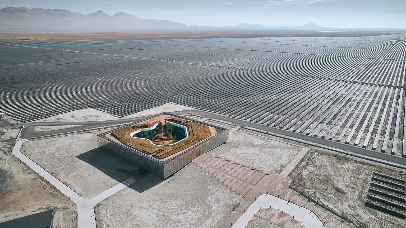 مركز التحكّم الحائز على جوائز من تصميم مكتب "Bilgin Architects"، تحيط به أكبر محطة للطاقة الشمسية في أوروبا.