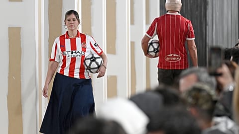 الكشف عن القميص الكلاسيكي الجديد لنادي جيرونا لموسم 2026 في أسبوع الموضة في مدريد