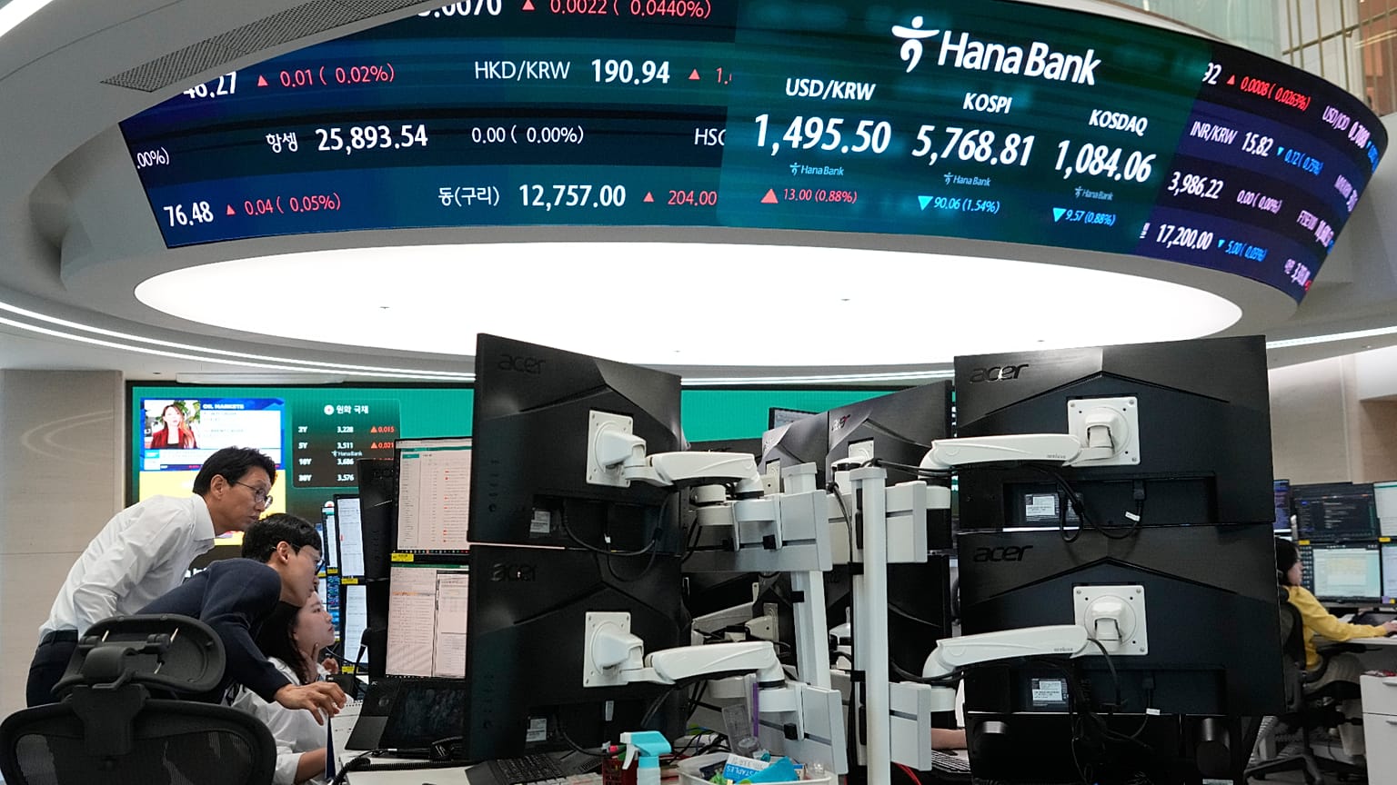 يتابع متداولو العملات شاشات في قاعة تداول الصرف الأجنبي بمقر بنك "هانا" في سيول، كوريا الجنوبية، 13 نيسان 2026.