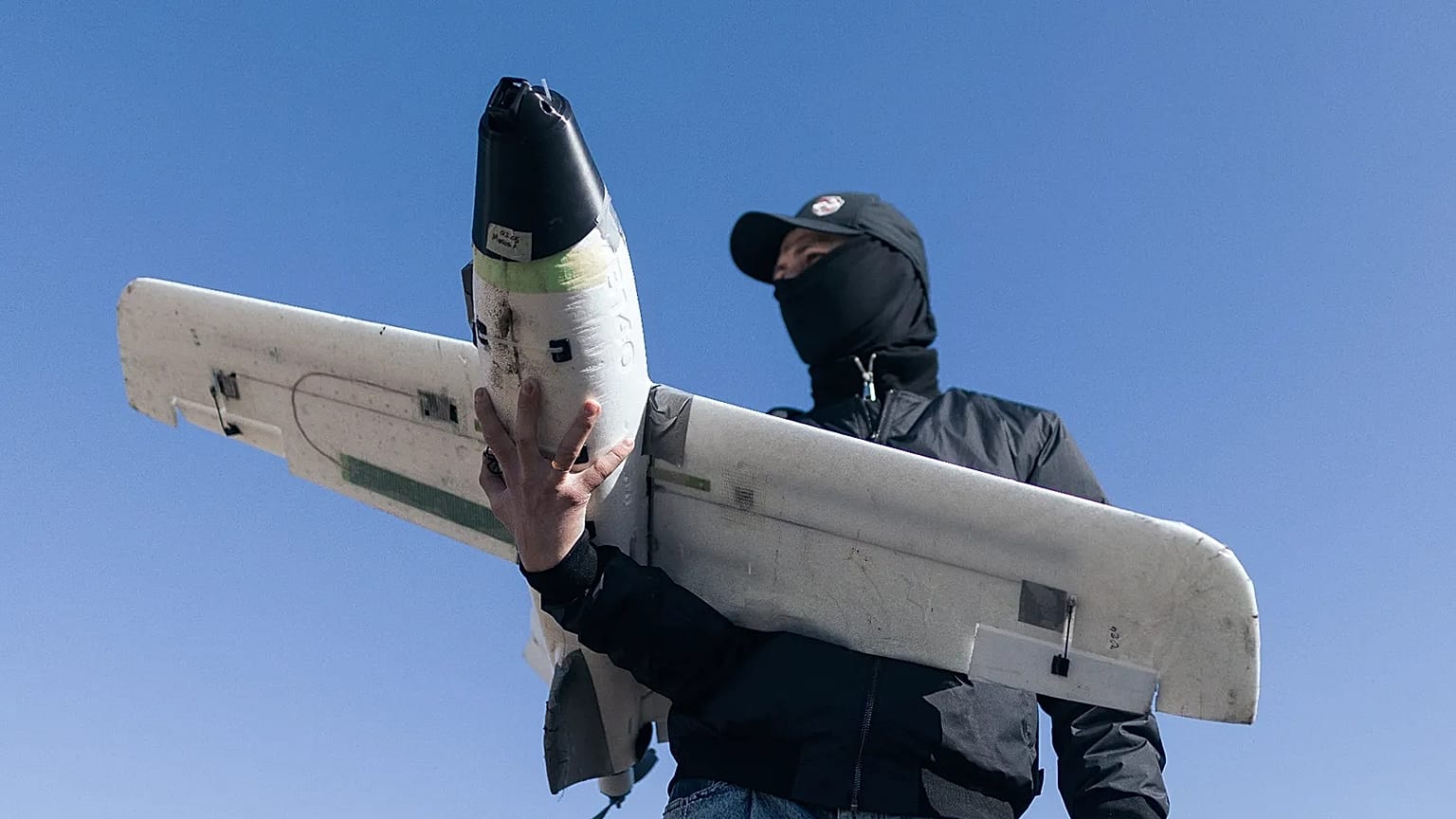 أطلق جندي من اللواء الإقليمي المنفصل 127 طائرة مسيرة استطلاعية للبحث عن طائرات مسيرة هجومية روسية على خط الجبهة في منطقة خاركيف، يوم الجمعة 13 آذار 2026.