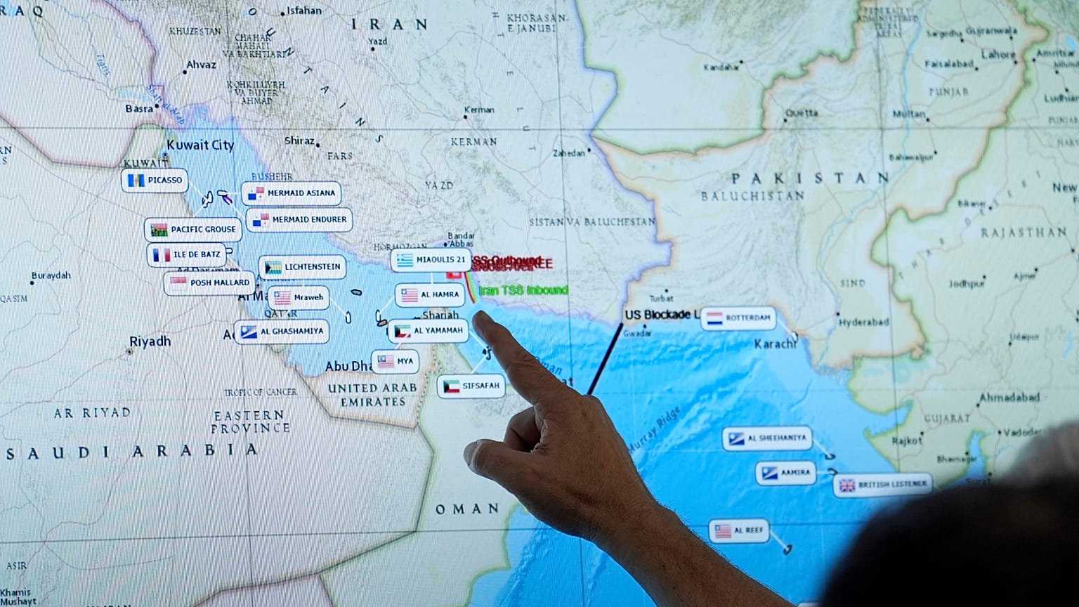 مشهد لشاشات تعرض حركة الشحن البحري في الشرق الأوسط