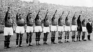 أرشيف: المنتخب الإيطالي يؤدي التحية الفاشية في ملعب كولومب في باريس، قبل نهائي كأس العالم أمام المجر، في 19 حزيران/يونيو 1938