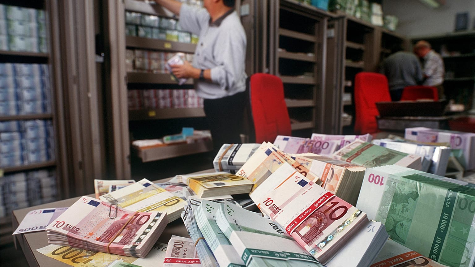 تُكدَّس أوراق اليورو النقدية على طاولة في قسم الصرف الأجنبي في بنك "يو بي إس" في زوريخ، سويسرا، في صورة أرشيفية تعود إلى 13 كانون الأول 2001.