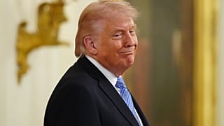 الرئيس الأمريكي دونالد ترامب يبتسم خلال فعالية مع أصحاب الشركات الصغيرة في الغرفة الشرقية بالبيت الأبيض في واشنطن في أربعة أيار 2026