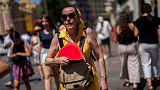 امرأة تروّح عن نفسها في مدريد، إسبانيا، في العاشر من يوليو 2023.
