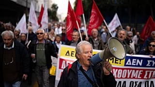 يتظاهر متقاعدون في أثينا، يوم الجمعة 24 تشرين الثاني/نوفمبر 2023.