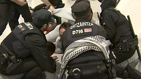 عناصر شرطة "إرتزاينتزا" يهاجمون ناشطين في مطار بيلباو في إسبانيا في ٢٣ نيسان/أبريل ٢٠٢٦.