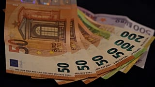 أين في أوروبا يمكنك أن تحتفظ بأكبر قدر من راتب سنوي قدره 100.000 يورو؟
