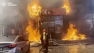 رجال الإطفاء في موقع الحادث يخمدون الحريق