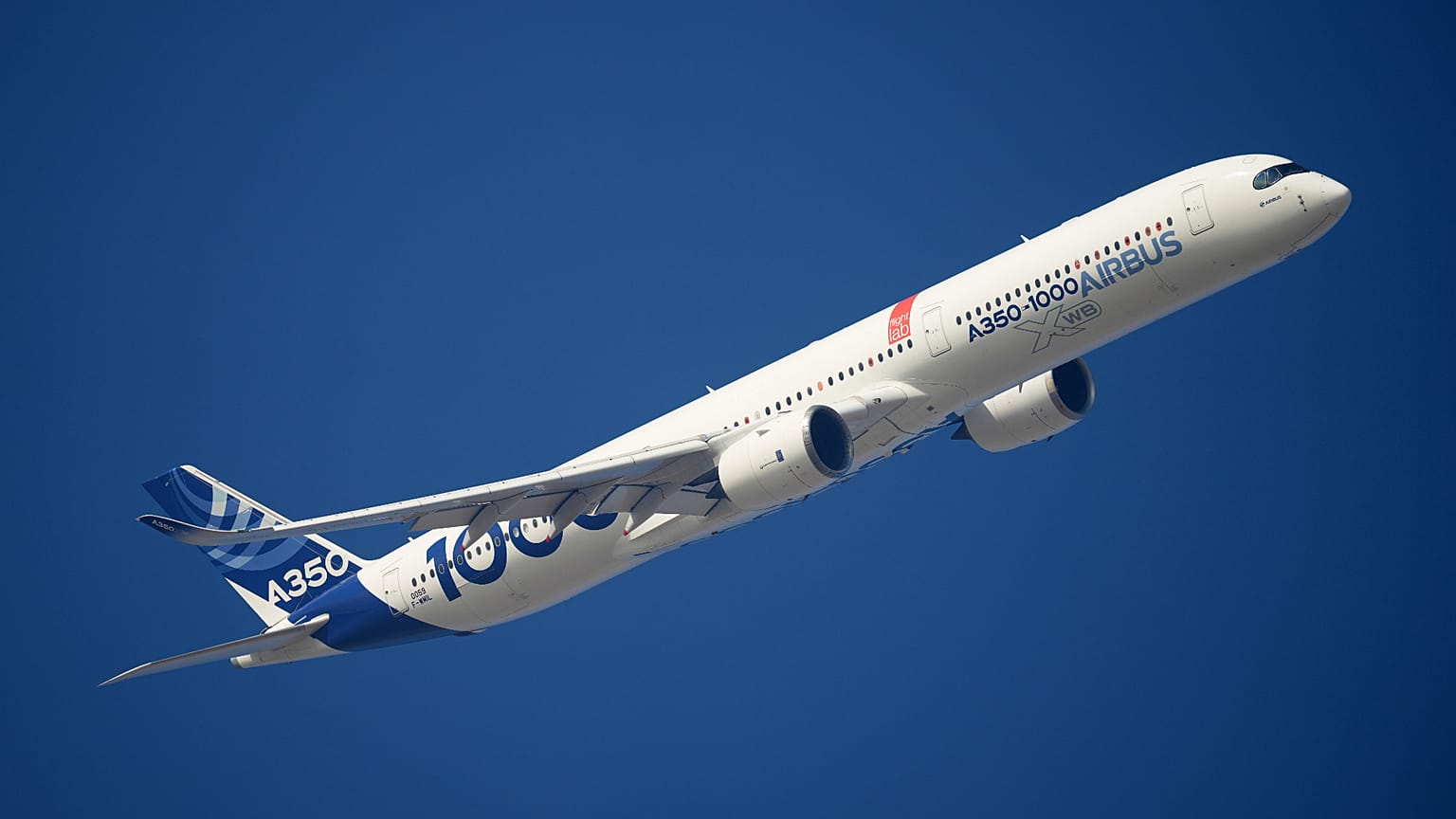 أرشيف: طائرة "إيرباص" A350-1000 خلال عرض في معرض دبي للطيران، الإمارات العربية المتحدة، الأربعاء 19 نوفمبر 2025. (AP/Altaf Qadri)