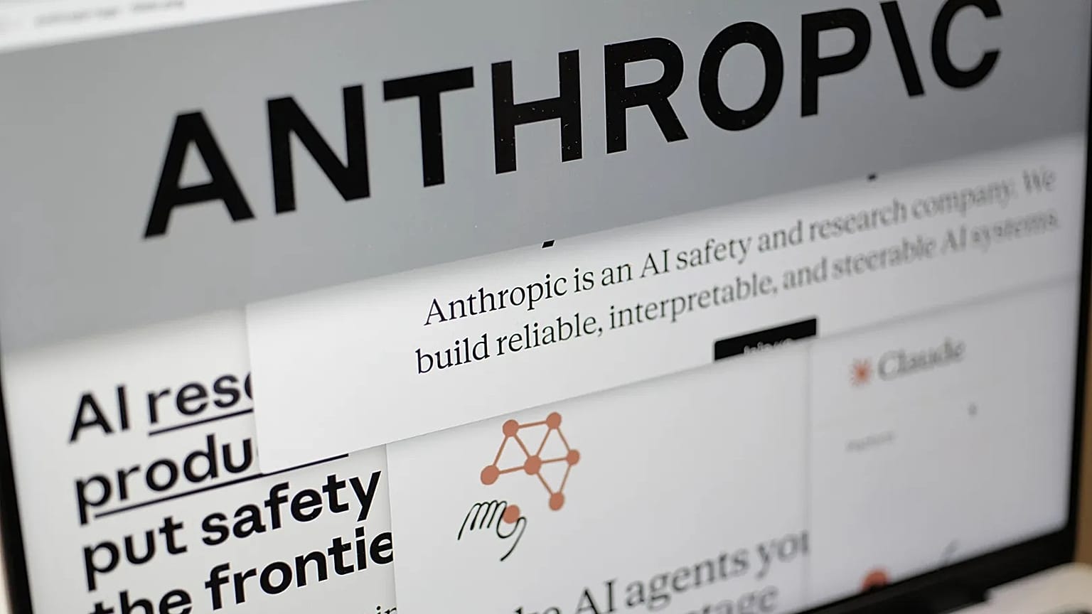 أرشيف - صفحات من موقع شركة "Anthropic" وشعارها تظهر على شاشة كمبيوتر في نيويورك، في 26 فبراير 2026.
