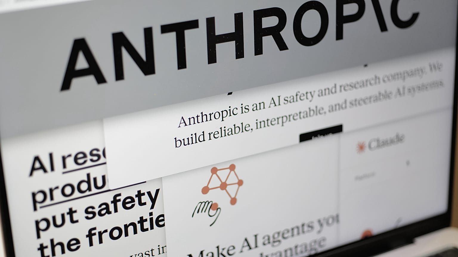 صورة أرشيفية - تظهر صفحات من موقع "Anthropic" وشعار الشركة على شاشة كمبيوتر في نيويورك، في 26 فبراير 2026.