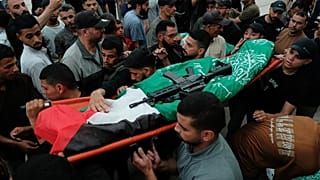 يحمل فلسطينيون جثمان مقاتل من حركة "حماس" قتل في غارة إسرائيلية، خلال جنازته في مسجد الشافعي بمدينة غزة، الخميس.